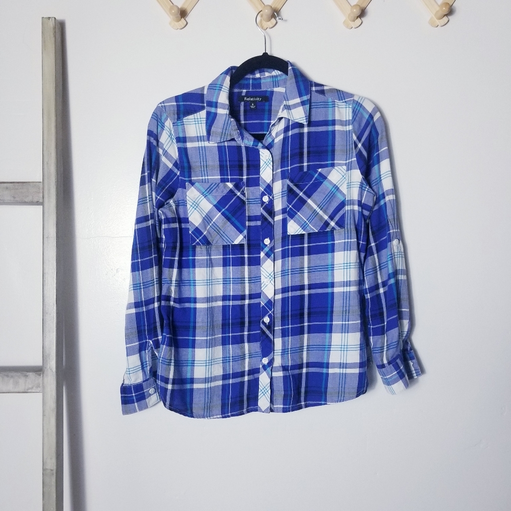 RELATIVITY BLUE AND WHITE BUTTON DOWN WOMENS SHIRT 100% COTTON SIZE SMALL